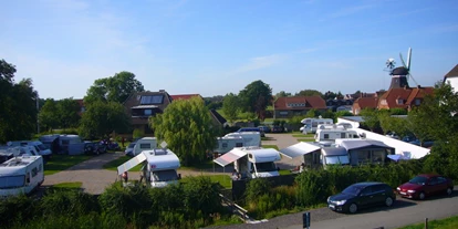 Place de parking pour camping-car - öffentliche Verkehrsmittel - Horstedt (Kreis Nordfriesland) - Blick vom Seedeich auf den Platz - Camping Nordstrand Platz Margarethenruh
