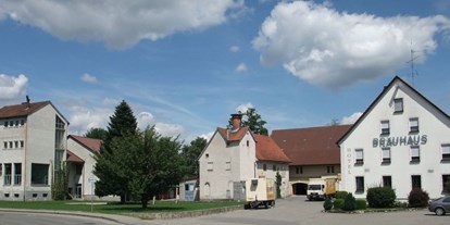 Reisemobilstellplatz - Dürnau (Landkreis Biberach) - Ansicht Bräuhaus Ummendorf von der Bachstraße in 88444 Ummendorf her.
Der Stellplatz ist hinter der Brauerei-Gaststätte am Dorfbach, nähere Informationen erhalten Sie im Gasthof. - Bräuhaus Ummendorf