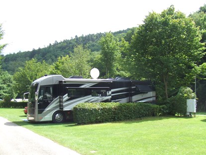 Reisemobilstellplatz - Wohnwagen erlaubt - Wohnmobil 12m Länge mit Slide-Outs - Odenwald-Camping-Park