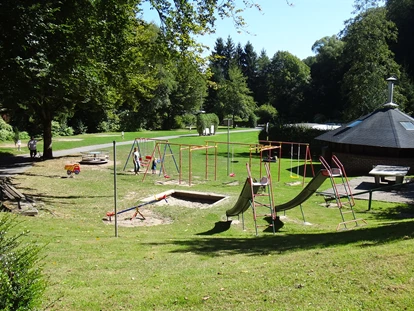 Reisemobilstellplatz - Bademöglichkeit für Hunde - Heddesbach - Spielplatz und Grillhütte - Odenwald-Camping-Park