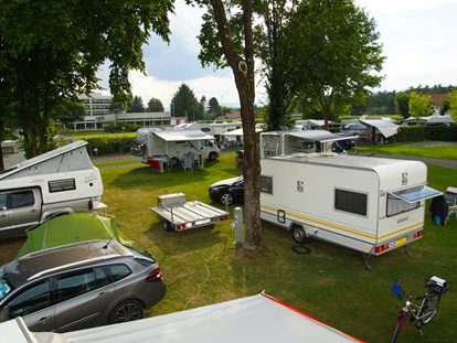 Reisemobilstellplatz - Tennis - Göttling - Hinterer-Bereich Campingplatz - Weinland-Camping