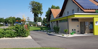 Reisemobilstellplatz - Umgebungsschwerpunkt: See - Sanitärgebäude - Weinland-Camping