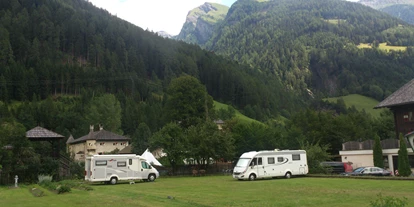 Parkeerplaats voor camper - Bademöglichkeit für Hunde - Oostenrijk - Stellplatz mit Blick auf das Schlössl und die Zirknitz - Stellplatz am Hotel und Chalets Schlosswirt