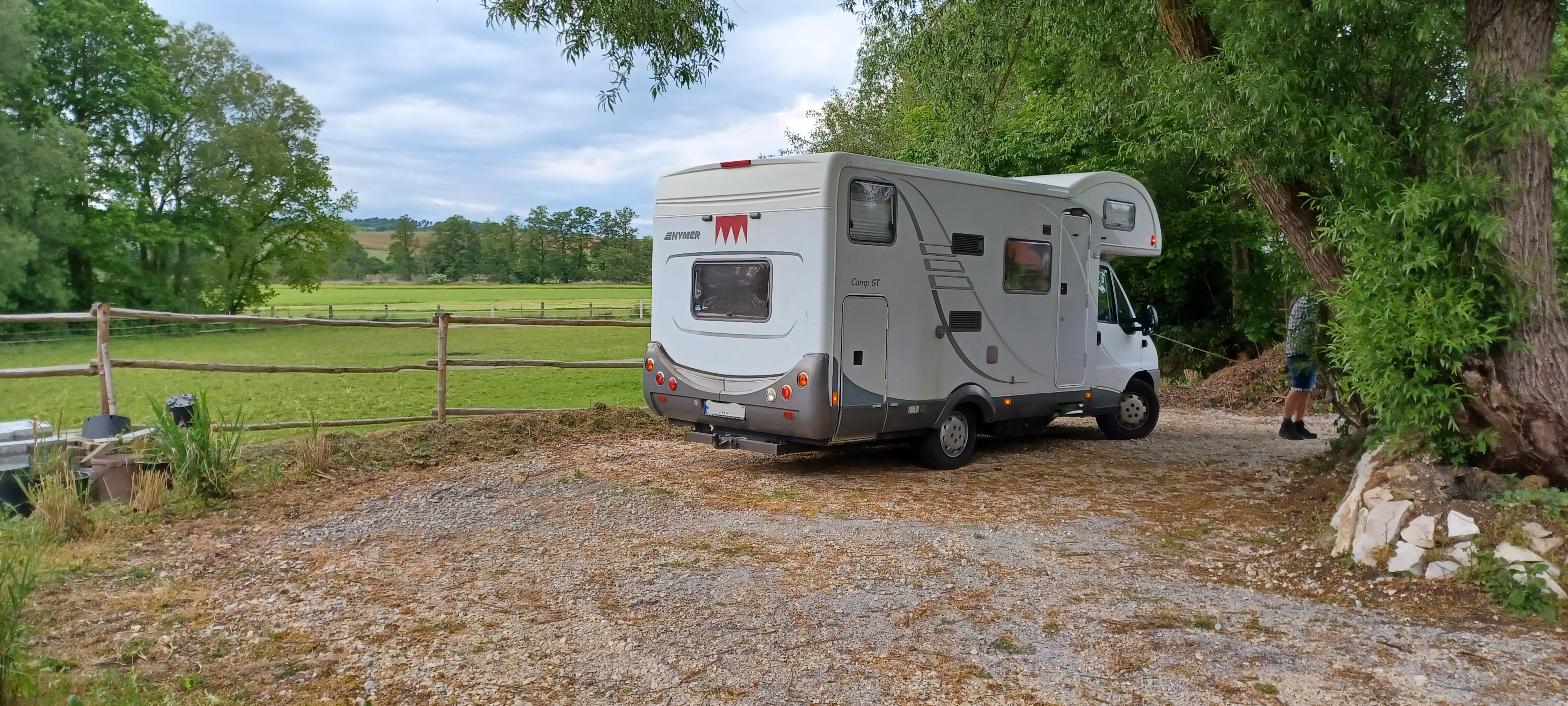 Area camper - Einzelstellplatz für Wohnmobil
Untergrund geschottert
Beschatttung teilweise, da unter Bäumen
schmale Zufahrt! - Spatzenhof Weiltingen