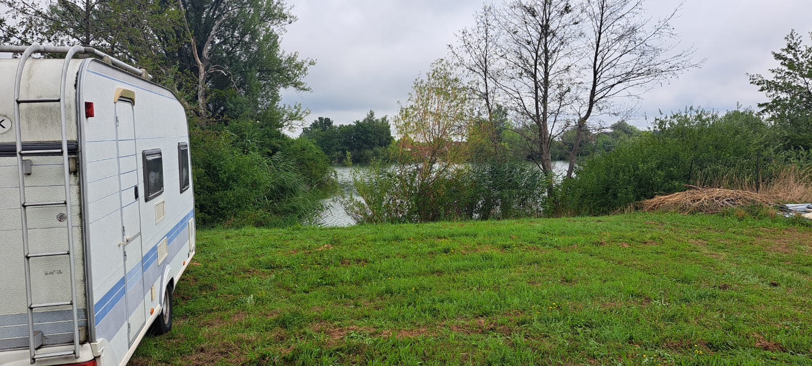 aire de camping-car - Zelten direkt am See - Camping am See in ruhiger Natur