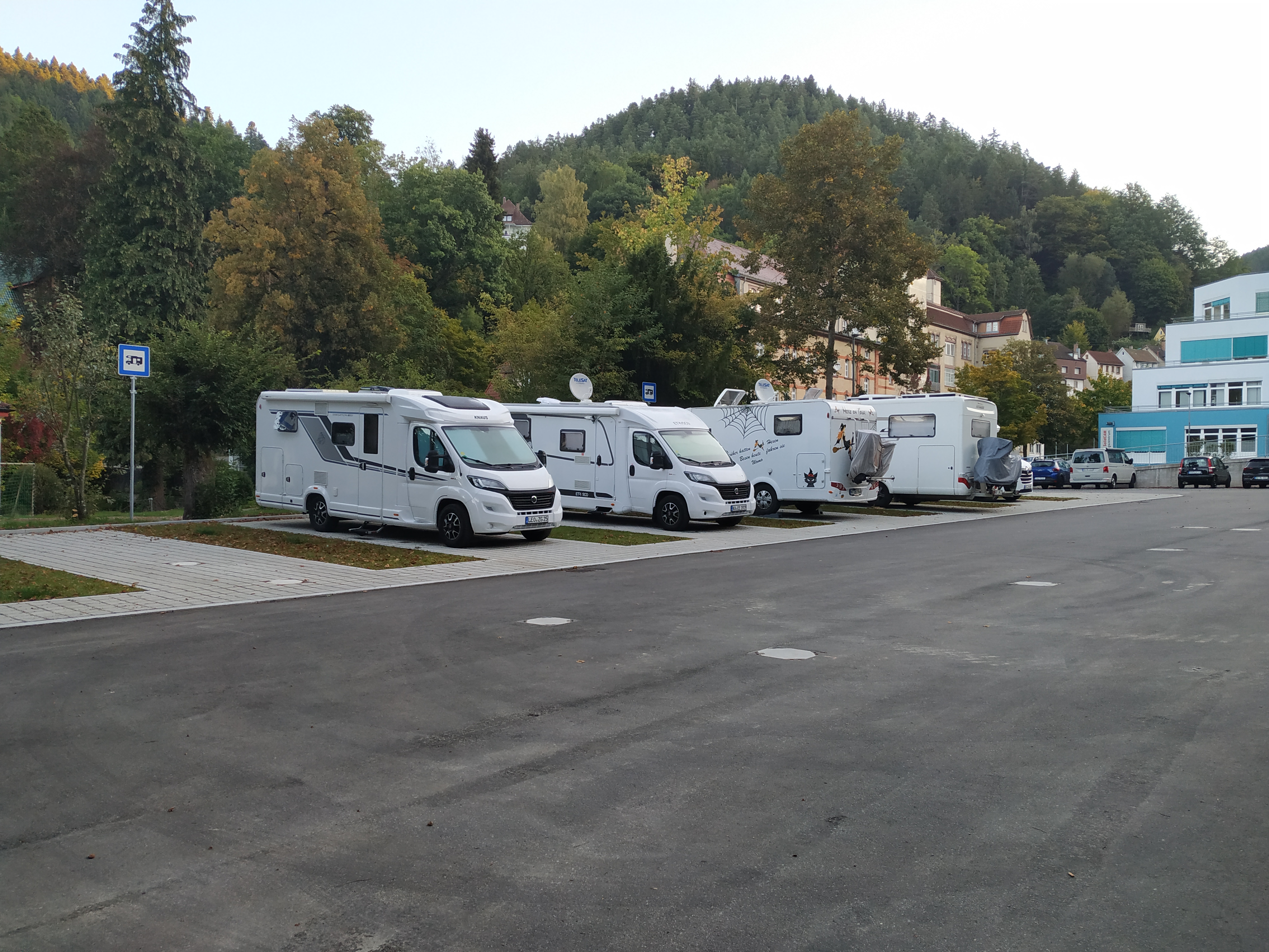 Wohnmobilstellplatz - Das Bild zeigt ganz viele Wohnmobile, die auf dem Wohnmobilstellplatz parken - Wohnmobilstellplatz H.A.U. Schramberg