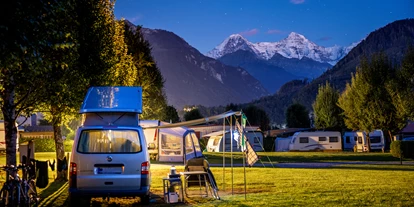 Place de parking pour camping-car - Tennis - Mülenen - Nachtstimmung auf dem Camping Lazy Rancho in Interlaken - Camping Lazy Rancho 4