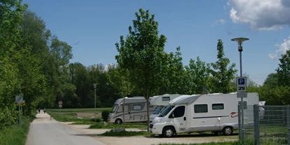 Motorhome parking space - Hunde erlaubt: Hunde erlaubt - Jestetten - Wohnmobilstellplatz beim Naturbad Aachtal