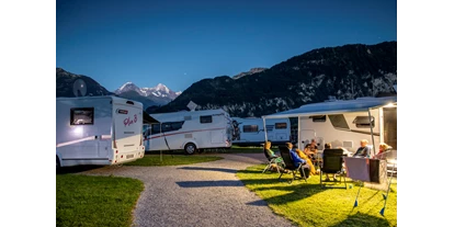 Parkeerplaats voor camper - Radweg - Mülenen - Abendstimmung mit Sicht auf Eiger und Mönch - Camping Hobby 3