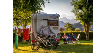 Reisemobilstellplatz - öffentliche Verkehrsmittel - Unterseen - Grasplatz mit Bäumen - Camping Hobby 3