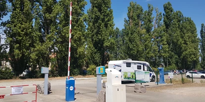 Plaza de aparcamiento para autocaravanas - Hunde erlaubt: Hunde erlaubt - Alsacia  - Stellplatz Saverne - Einfahrt - Aire de Camping Car