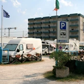 Parkeerplaats voor campers - Homepage http://www.areasostaitalia.it - Area di sosta camper