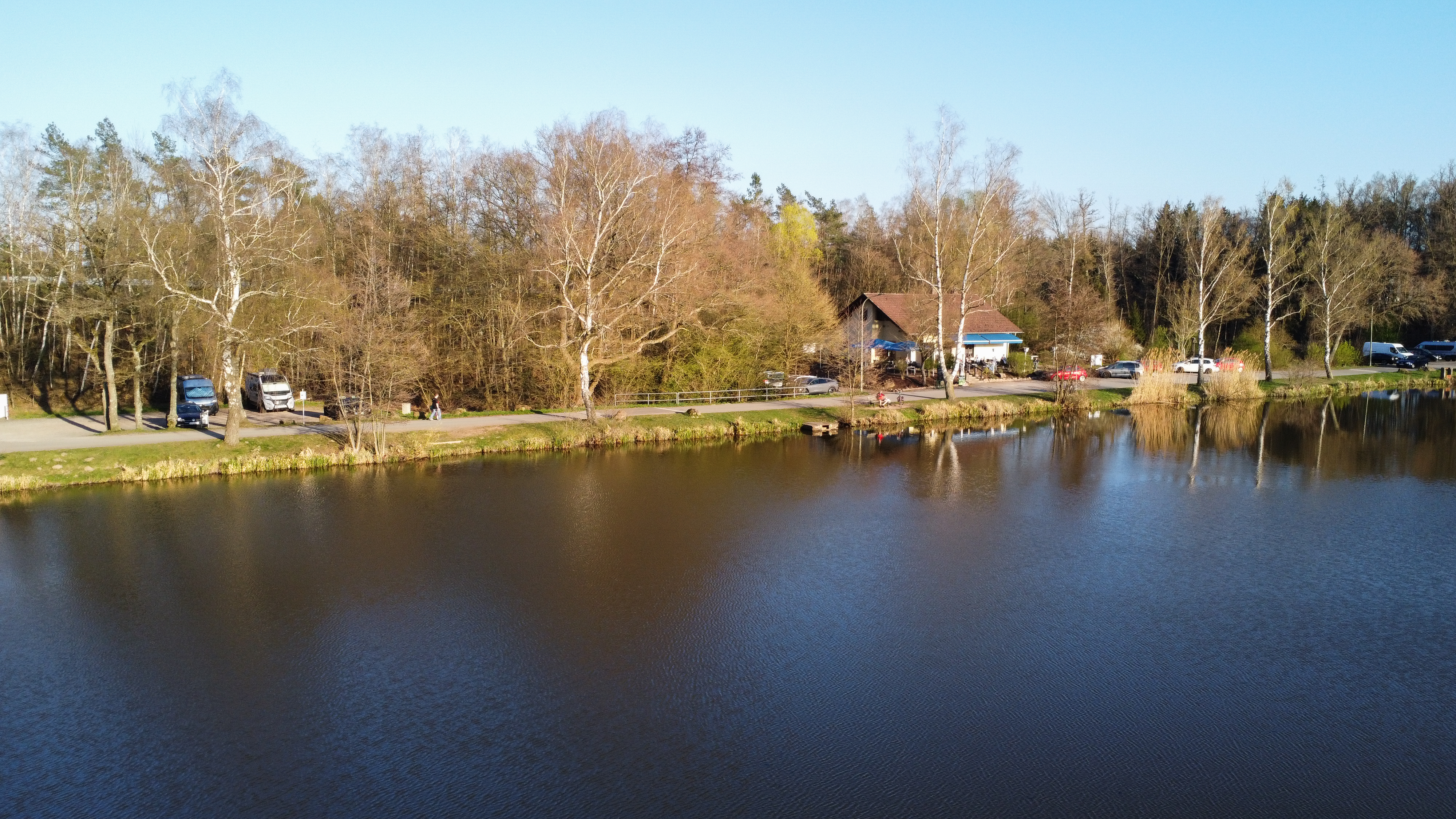 Wohnmobilstellplatz - der Mohrmühlweiher mit Stellplatz im Hintergrund - Wohnmobilstellplatz am Mohrmühlenweiher in Waldmohr