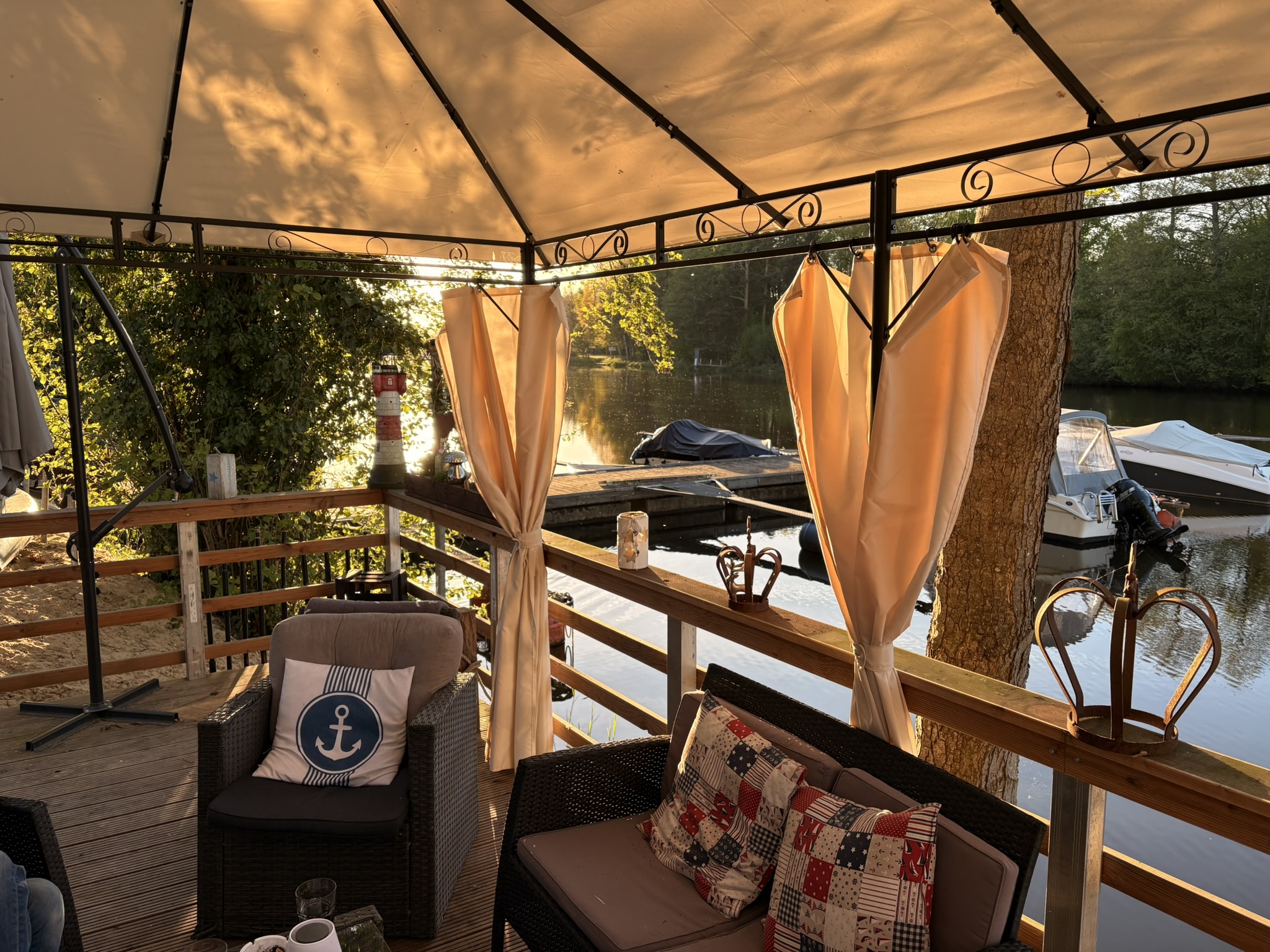 Wohnmobilstellplatz - Unsere Terrasse lädt zum Chillen und Verweilen ein - Marina Bay Yachthafen