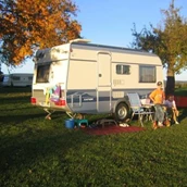 Posto auto per camper - Quelle: http://www.camping-muehlviertel.at - Campingplatz auf Obstwiese neben Ferien-Bauernhof