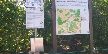Reisemobilstellplatz - Art des Stellplatz: ausgewiesener Parkplatz - Köditz - Stromanschluss für 3 Womos und karte von den Radwegen rund um Syrau - Stellplatz an der Drachenhöhle Syrau