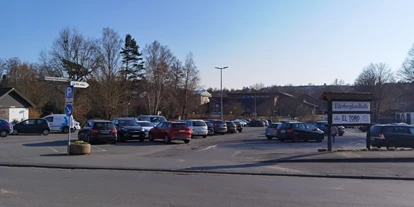Parkeerplaats voor camper - Art des Stellplatz: bei Hallenbad - Edertal - Zugang zum großen Parkplatz - Wohnmobilstellplatz Ederberglandhalle