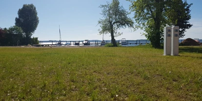 Reisemobilstellplatz - Umgebungsschwerpunkt: Stadt - Kobrow - Die Stellplätze haben einen uneingeschränkten Blick auf den Schweriner See. - Hangar 19