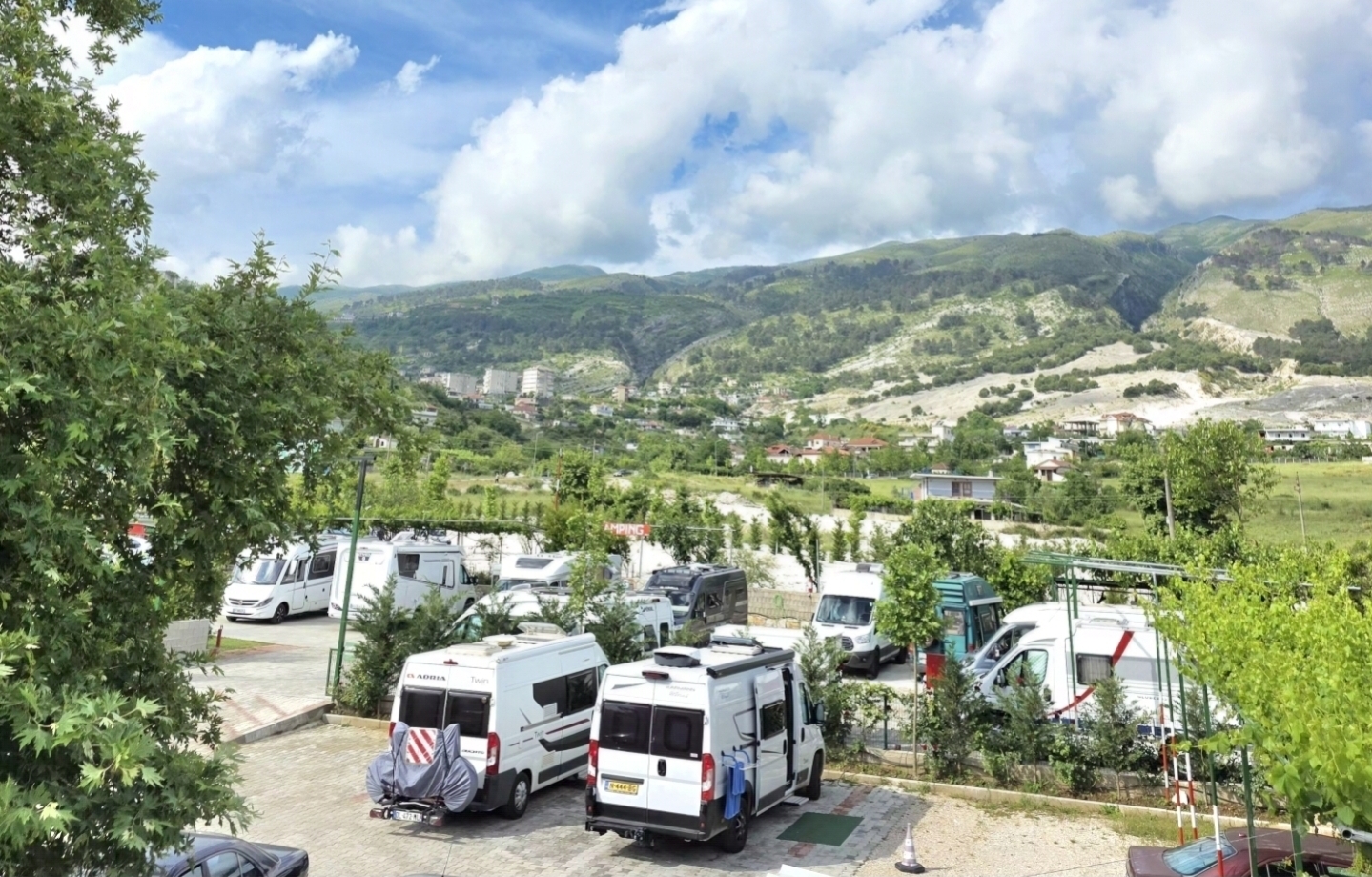 área de autocaravanas - View of our green and paved camper stop in Gjirokastër, surrounded by beautiful nature and stunning mountain scenery. - Green camping Gjirokaster Rv