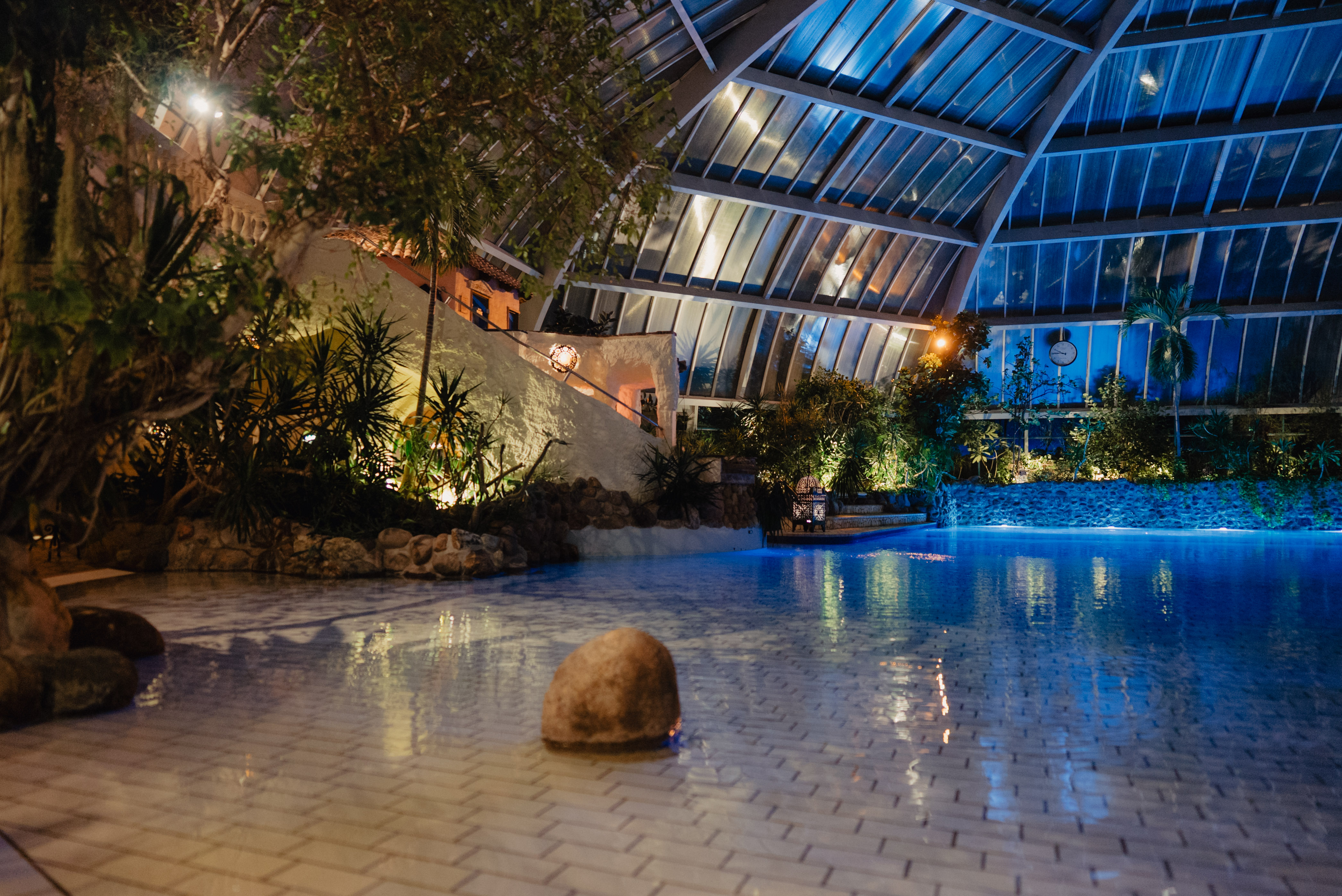 Wohnmobilstellplatz - Innenpool bei Nacht  - Medi Therme Bochum Stellplatz