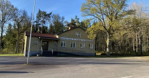 Wohnmobilstellplatz - 🚐 Kostenloser Stellplatz bei Stora Levene

Kostenloser Stellplatz nahe Stora Levene am Gemeindehaus/Bygdegård.
Der Platz ist größtenteils eben und bietet teilweise Schatten durch Bäume. Untergrund aus Schotter und Asphalt.

Sehr ruhig und sicher gelegen – direkt an der Straße, ohne lange Zufahrtswe - Sparlösa-Slädene bygdegård - Quick Stop