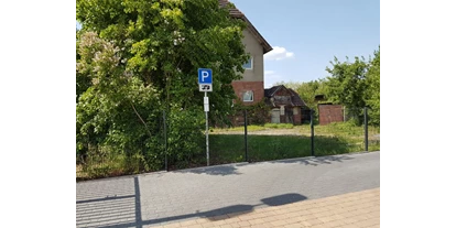 Parkeerplaats voor camper - Hunde erlaubt: Hunde erlaubt - Zeestow - Stellplatz für 2 Womo´s ausrechend mit Stromanschluss - „Haus des Brotes“ Bahnhof Velten