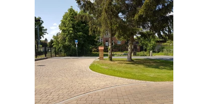 Plaza de aparcamiento para autocaravanas - Umgebungsschwerpunkt: Stadt - Kremmen - gepflasterte Zufahrt zu den Stellplätzen - „Haus des Brotes“ Bahnhof Velten