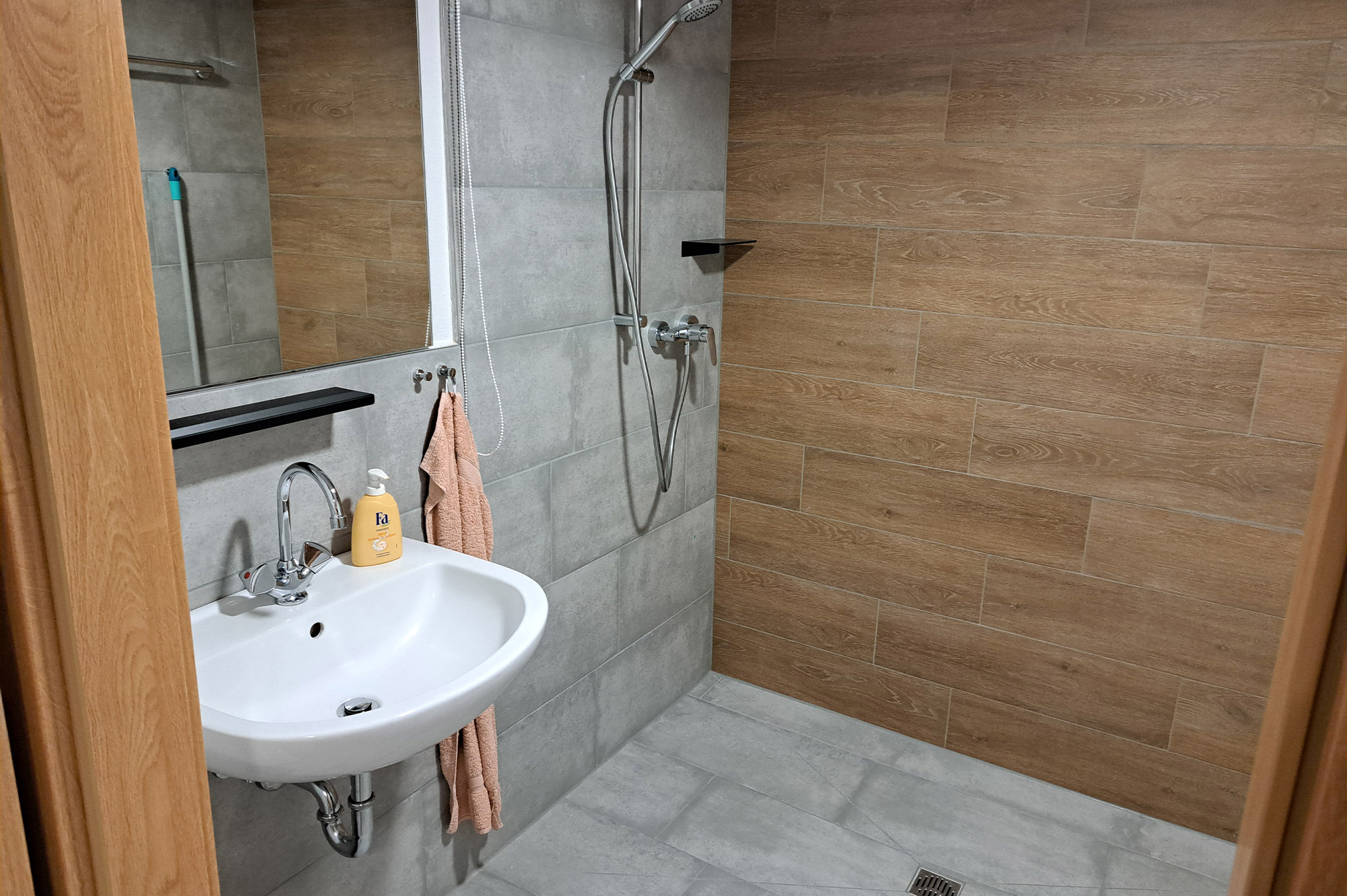 Wohnmobilstellplatz - Optional steht unser schönes Camperbade mit Dusche / WC / Waschbecken / Fußbodenheizung zur Verfügung - Hof Wiesengrund Alm