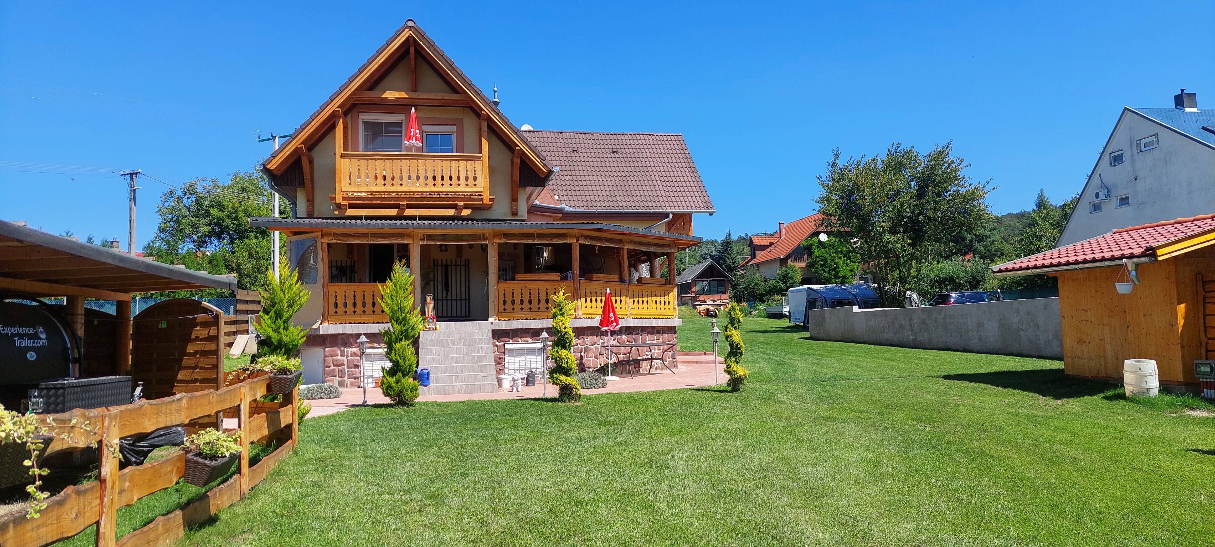 Camperplaats - Garten zu Poolanlage - Gästehaus Kathi CaravanStellplätze/ Zimmer/ Wohnwagen auf dem Platz zu Vermieten