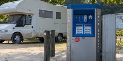 Motorhome parking space - Sauna - Lünne - An der Aus- und Einfahrt des Platzes steht eine Ver- und Entsorgungsstation zur Verfügung. - Wohnmobilstellplatz am Linus-Bad