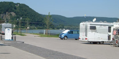 Motorhome parking space - Umgebungsschwerpunkt: Stadt - Kescheid - befestigter Stellplatz ohne Größenbegrenzung der Reisemobile unmittelbar am Rhein-Ufer. - Stellplatz am Bollwerk