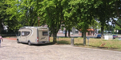 Place de parking pour camping-car - Art des Stellplatz: eigenständiger Stellplatz - Warmsen - Wohnmobilstellplatz - Wohnmobile am Färberplatz