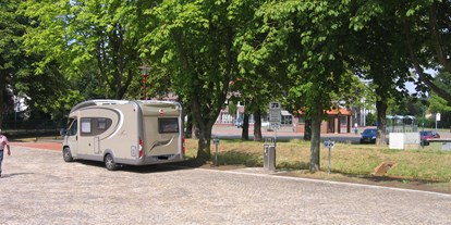 Motorhome parking space - öffentliche Verkehrsmittel - Obernkirchen - Wohnmobilstellplatz - Wohnmobile am Färberplatz