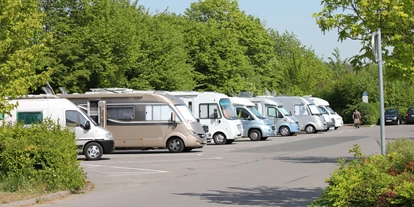 Place de parking pour camping-car - Stromanschluss - Einbeck - Wohnmobilstellplatz am Solebad Bad Salzdetfurth - Wohnmobilstellplatz am Solebad