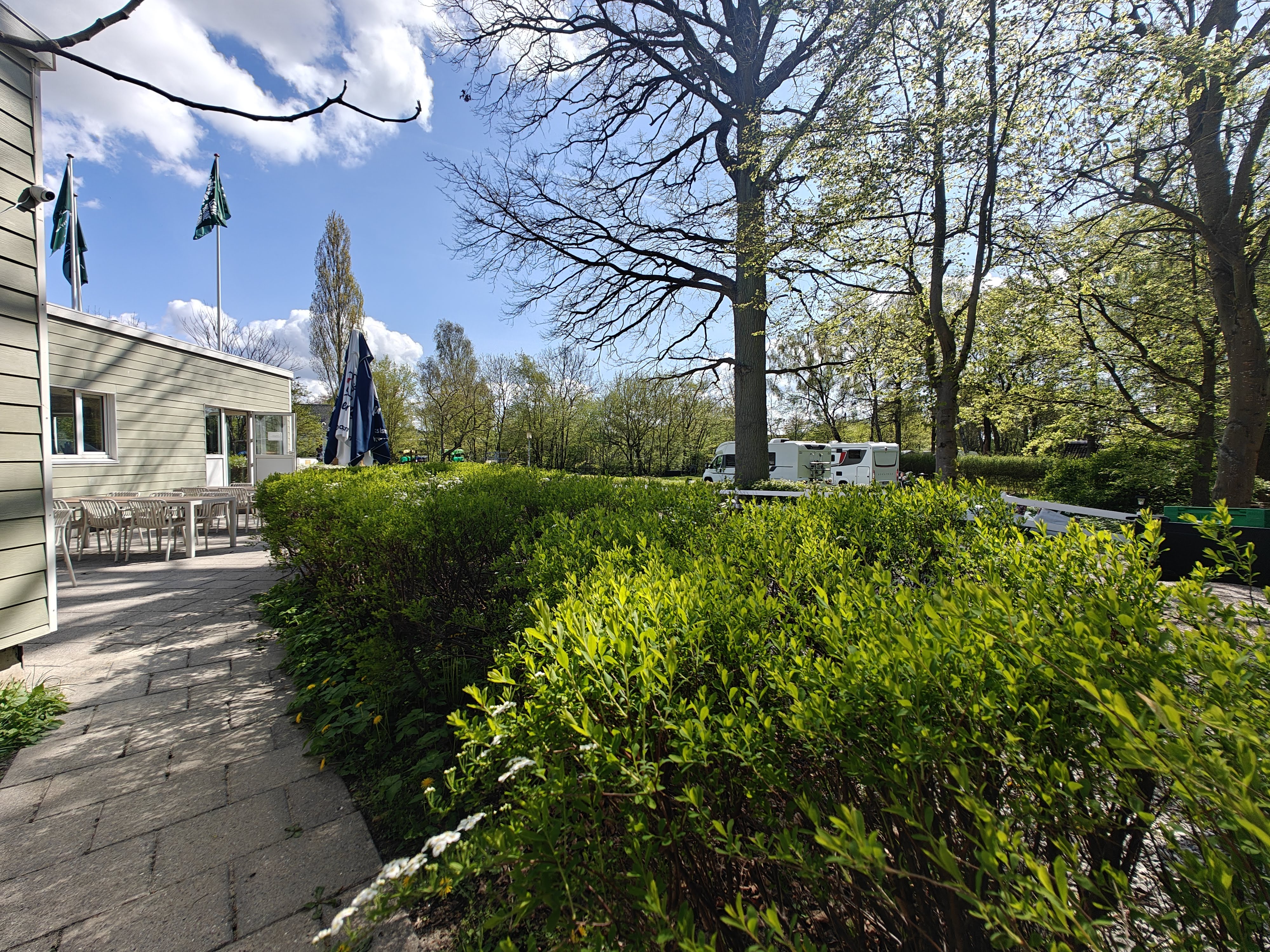 Wohnmobilstellplatz - Terrace and motorhomes - Frederiksværk Camping