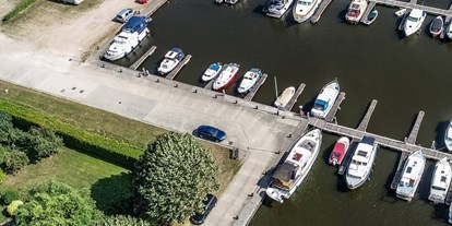 Motorhome parking space - Art des Stellplatz: bei Gewässer - Westerbroek - Wohnmobilstellplatz Yachthafen Winschoten - Jachthaven Winschoten