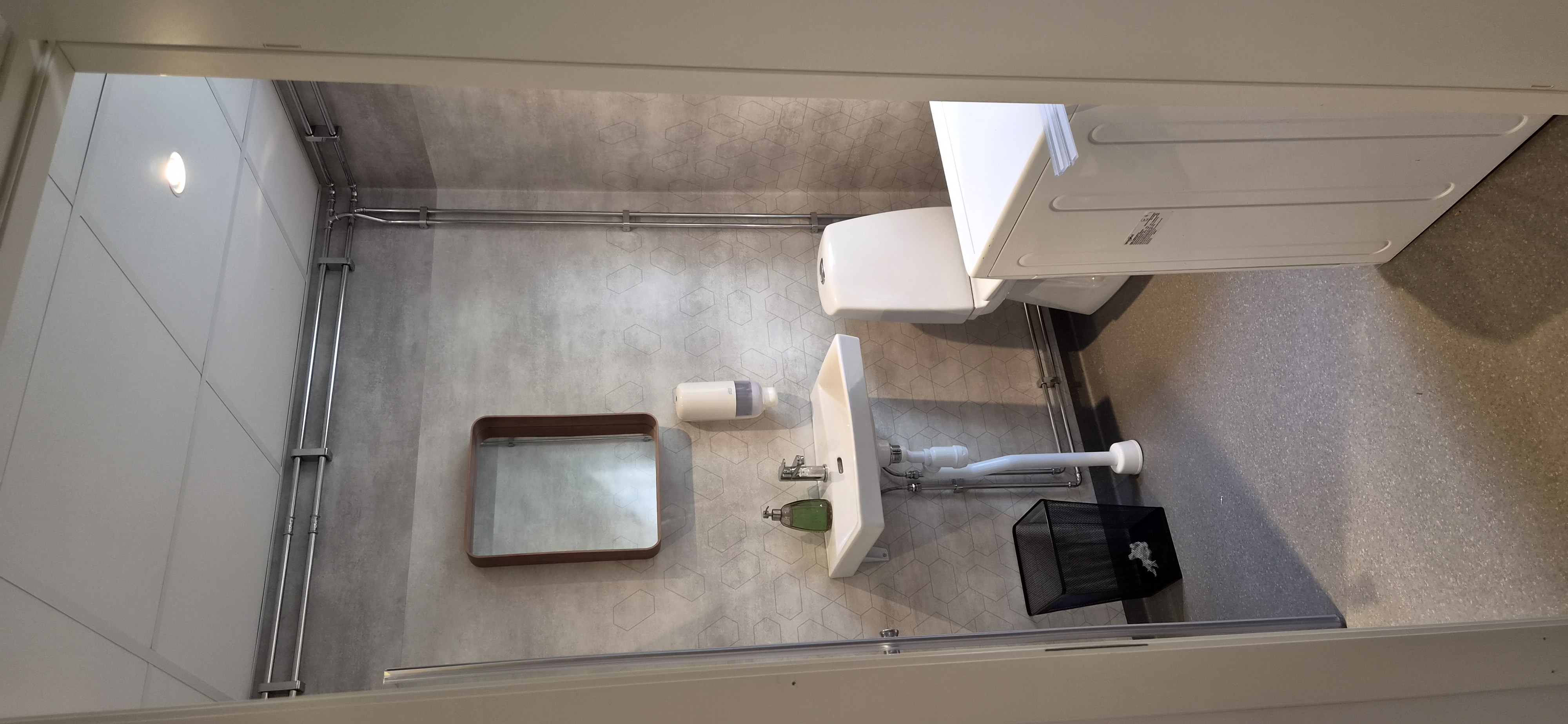 aire de camping-car - Toalett med dusch och tvättmaskin i servicehuset. Det finns även en handikaps anpassad toalett och dusch - Äventyrscampen i Sövde