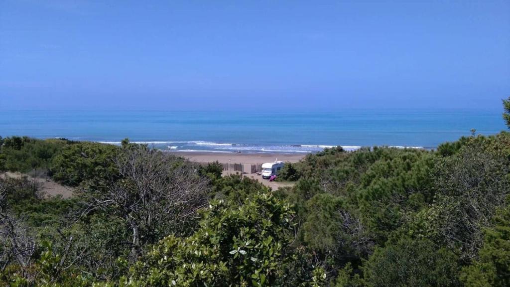 Reisemobilstellplatz: Pinienwald mit Strand  - Belmare Camping Village