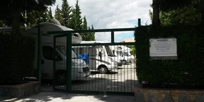 Parkeerplaats voor camper - Italië - Homepage http://www.parkinglagani.it/ - Parking Lagani