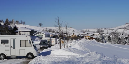 Reisemobilstellplatz - Wintercamping - Lingenau - Winterimpression, rechts unten die Langlaufloipe - Hochgratblick