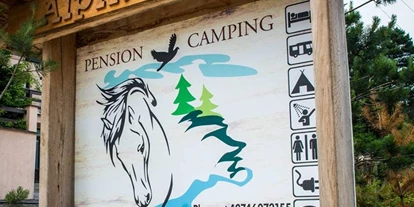 Plaza de aparcamiento para autocaravanas - Hunde erlaubt: Hunde erlaubt - Rumania - Eingang Camping Alpin Ranch - Parking Alpin Ranch