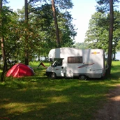 Parkeerplaats voor campers - Bildquelle: http://www.podsosnamibiwak.republika.pl - Pod Sosnami