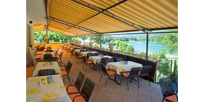 Reisemobilstellplatz - Umgebungsschwerpunkt: am Land - Österreich - Sonnenterrasse mit Blick zum See - Restaurant Seehof - Camping & Appartements Seehof