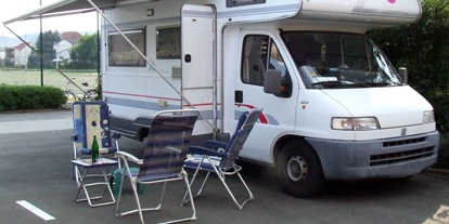 Place de parking pour camping-car - Bad Arolsen - Ein Stellplatz bietet Ihnen genüg Platz für Wohnmobil und ein paar Stühle. - Wohnmobilhafen Marsberg