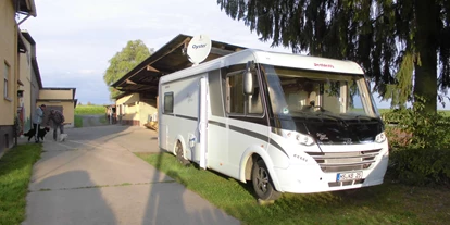 Reisemobilstellplatz - Wohnwagen erlaubt - Schwieberdingen - Direkt im Innenhof - Stellplatz Moonlight-Ranch
