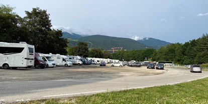 Reisemobilstellplatz - Trentino-Südtirol - Stegener Marktplatz vom Westen - Parkplatz am Stegener Marktplatz