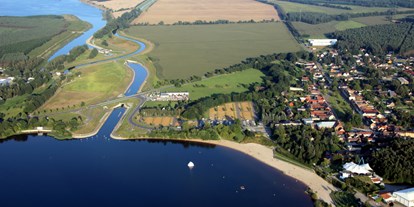 Reisemobilstellplatz - Umgebungsschwerpunkt: See - Luftaufnahme Großkoschen mit dem schiffbaren Kanal zum Geierswalder See - Ferienhaus GlückSEEligkeit