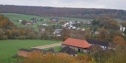 Parkeerplaats voor camper - Duschen - Lauenförde - Blick auf den Wohnmobilstellplatz an der Domäne von der Burgmauer der Trendelburg aus - Trendulas Paradies - Tor zum Reinhardswald