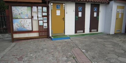 Motorhome parking space - Entsorgung Toilettenkassette - Mikołajki - Blick auf die Toiletten - Camper Park  , Autocamp   Inter Mazury