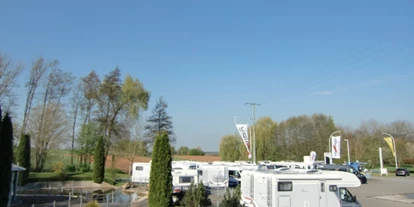 Place de parking pour camping-car - Art des Stellplatz: bei Caravanhändler - Höchstadt an der Aisch - Stellplatz Campingwelt Hofmann